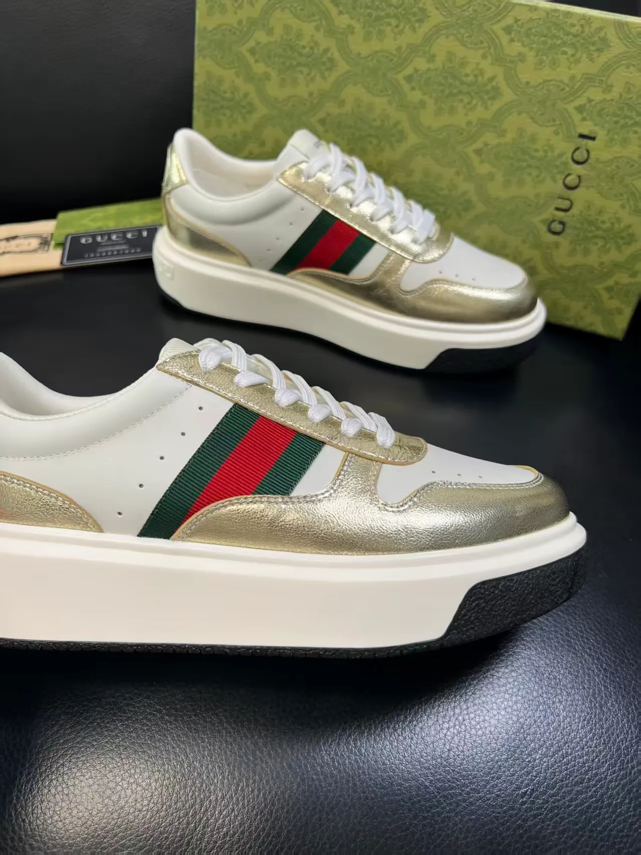 P460 new men's shoes GUCCI [Lightning] latest shoes are shipped. Original quality, fashionable and trendy, using special materials and brand new packaging inside the net. The foot feels super comfortable and the workmanship is impeccable. Size: 38-45